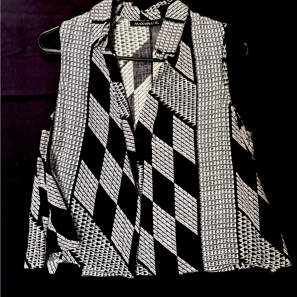 Manaola Black and White Geometric Crop Top